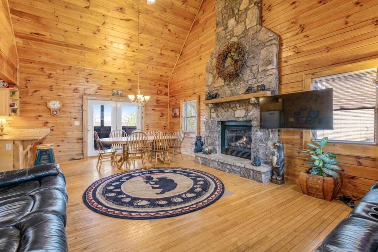 Papaw's Bear Den * Pigeon Forge